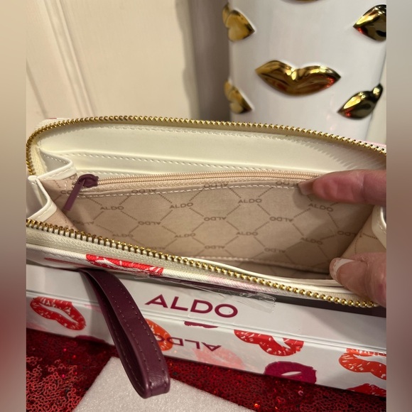 ALDO 💋NWT💋Women's Cream with Kiss Print Wallet/Wristlet - Picture 5 of 9